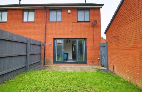 Modern and Cosy 3 Bed House Close to Cardiff City Centre perfect for Family Relocations, Contractors & Groups by Gurkha Stay with Free Parking and Wifi - Foto 45