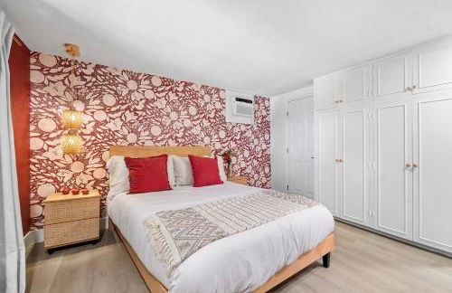 Deluxe Waterfront Villa with BBQ, Pool and Game Room - Photo 15