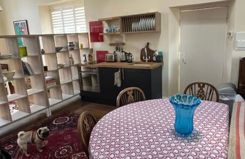 Charming Old Schoolroom - Photo 19