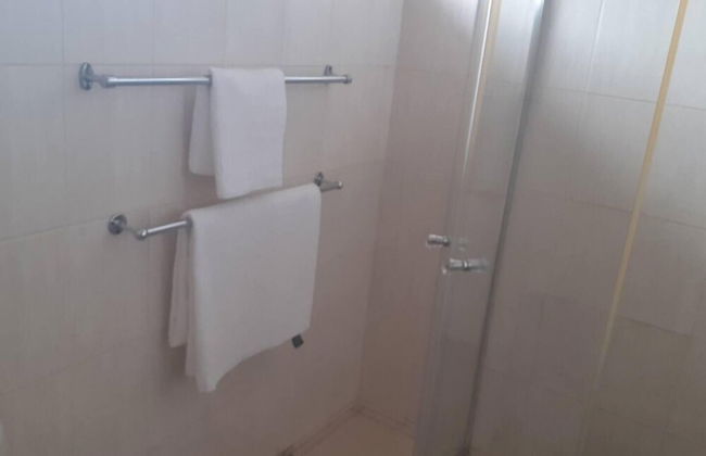 Spacious Executive Holiday Apartment In Bulawayo - Photo 14