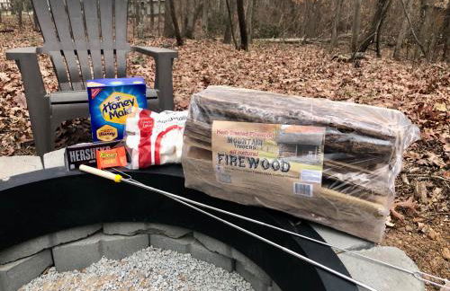 Fun & Funky Asheville Home with Pool Table, Darts - Foto 40