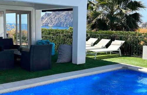 Espectacular villa junto a la playa, piscina privada y vistas al mar - Foto 1