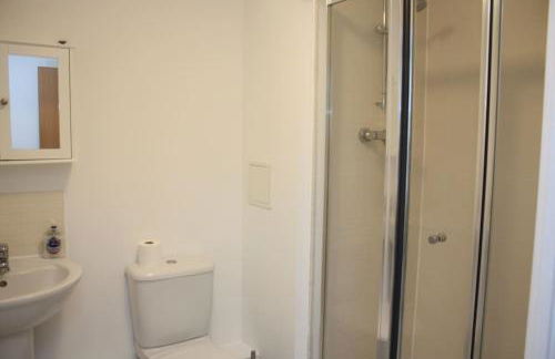 Spacious 2 Bed 2 Bath Apartment & Free Parking - LGW 10min drive - Foto 21