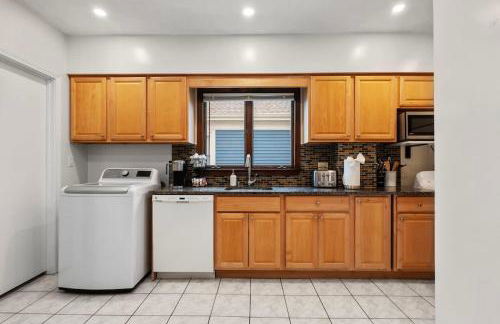 Tufts 3-Bed 2-Office Home with Laundry - Foto 16