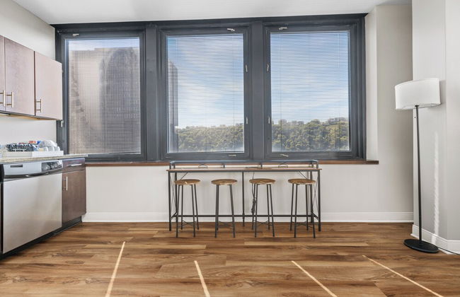 Sleek 2BR Downtown Retreat with Gym - Foto 28