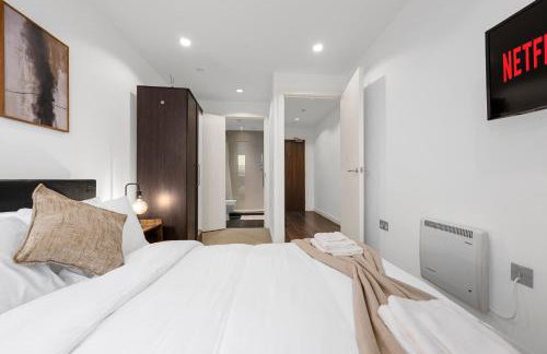 Panoramic City Views Elegant 2BR, 2 Min to Metro - Foto 14