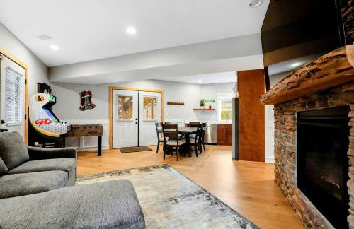 Luxurious A-Frame Mountain Retreat with Hot Tubs & Game Room Near Seneca Rocks, Milam, WV - Foto 21