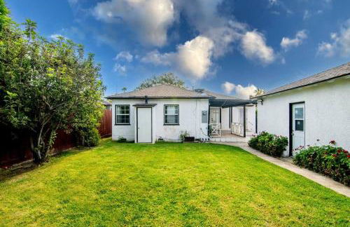 Updated 3-Bedroom LA Home with Backyard, BBQ & Family-Friendly Amenities - Photo 22