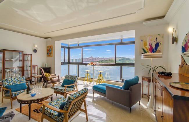 A Magnificent Sunny Seafront Apart Sliema - Photo 13