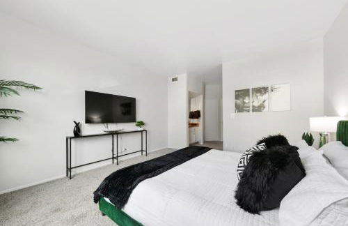 Beverly Hills Glamour Oasis 2 BR Apt with Parking 304 - Photo 7