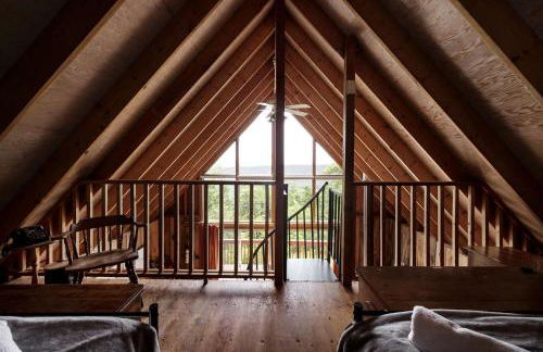 Rustic-Modern Chalet w/ Fire Pit, Deck & Views in Slanesville, WV - Foto 40