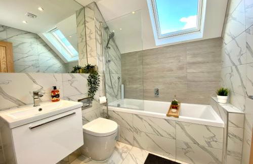 Stunning NEW Large 3 bedroom House - 5 Minutes to the nearest Beach! - Great Location - Garden - Parking - Fast WiFi - Smart TV - Newly decorated - sleeps up to 7! Close to Poole & Bournemouth & Sandbanks - Foto 11