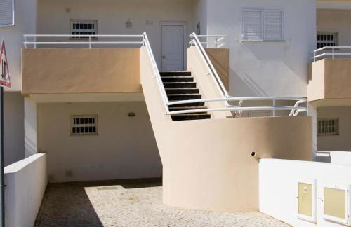 Os Apartamentos A Ramos na Praia da Galé Estão inserido em Condomínio com PISCINA, Fica apenas a 350 Metros da Praia da Galé - Apartamentos com Ar Condicionado tanto nos Quartos como na Sala, Smart TV com Prime Vídeo e Cozinha Completa - Foto 64