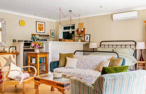 The Old Pool House, Stylish Large Studio in Private Country Estate with Air Con - Foto 1