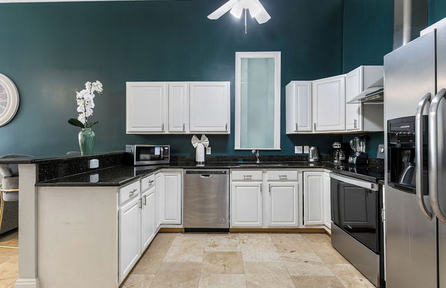 Modern 3BR Condo With Pool - Foto 16