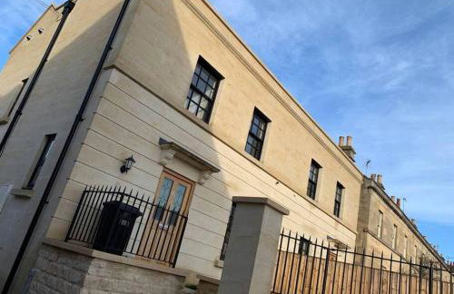 Fantastic 3-bed house with parking - Photo 2