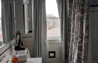 Cozy Urban Retreat - Photo 18