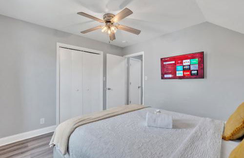 Shades of Gray 4BR Home w Mini Fridges - Foto 24