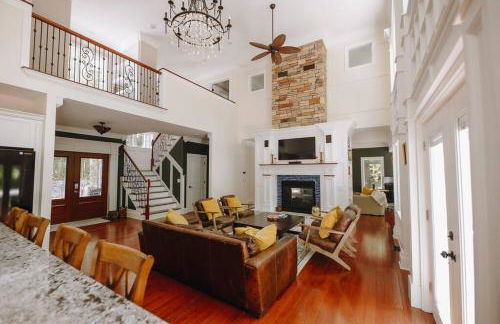 The Athena Hideaway - hottub, firepit, lake & racetrack - Foto 16