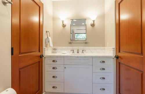 Mediterranean Beauty with Rooftop Deck and Views - Foto 43