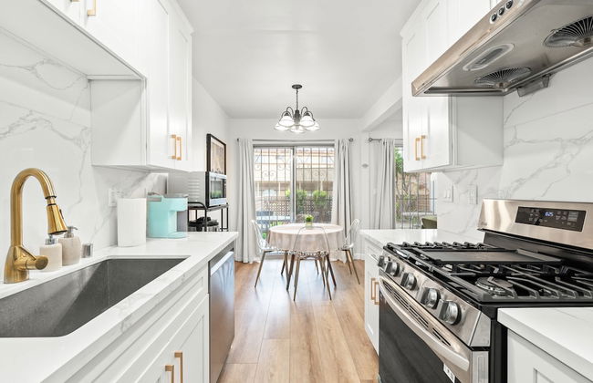 Modern Cozy Retreat Stylish Stay With Patio Parking - Foto 19