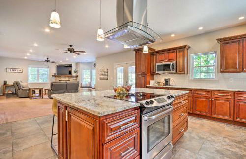 Dock and Jet Ski Slip Lakeside Sunrise Beach Home! - Foto 11