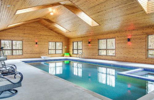 Family Home with Indoor Pool about 2 Mi to Elkhart Lake! - Foto 1