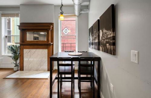 City Escape 2BR Steps to TQL near OTR and Downtown - Foto 16