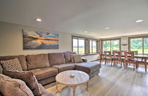 Lakefront Retreat with Dock and Game Room and Deck - Foto 13