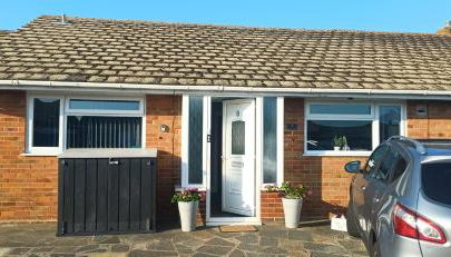 An entire two bed sea side bungalow with lazy spa - Foto 2