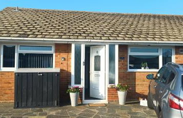 An entire two bed sea side bungalow with lazy spa - Foto 2