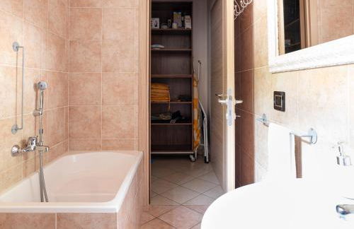 EnjoyIseoLake - La Villetta - Casa vacanze perfetta con giardino, vista lago e piscina - Photo 13