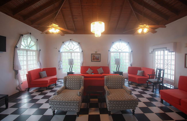 Kenwood Villa - Photo 1