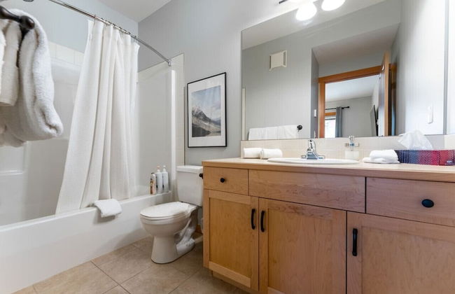 SPACIOUS 3-Br Luxury Condo | HEATED Pool + 3 Hot Tubs | Pool Table | Hm Theatre - Photo 35