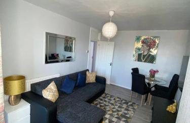 Bright, Spacious, modern Interior Decor 2 bedrooms Apartment with amazing views - Photo 29