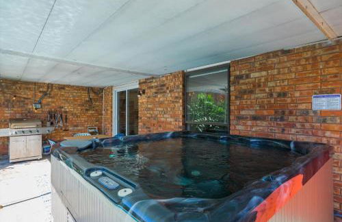 Cozy 5BR Pool House with Hot Tub Near The Lake - Foto 8