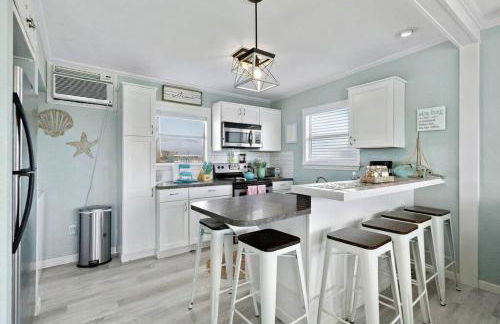 Coastal bungalow with huge yard, comfy deck and close to beach - Foto 1