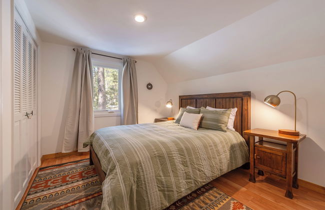 Cozy Cabin Private Hot-Tub Walk to Lake by Sierra Getaways - Foto 1