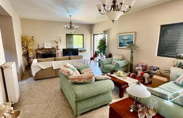 Villa w Studio, Pool, Garden, Sleeps 12 to 15 - Photo 8