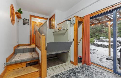 Spacious Accessible Waterfront Retreat with Hot Tub - Foto 40