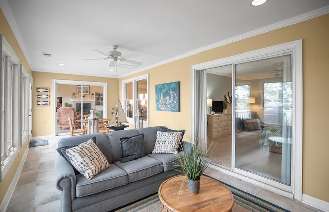 Stunning Marsh & Water Views in This Completely Renovated Three Bedroom Home - Foto 16