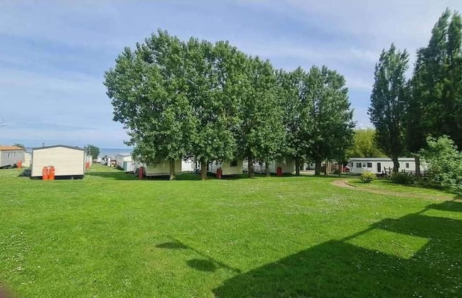 3-bed Cabin, Sleeps 6 With Pool & 5 Mins to Beach - Foto 25