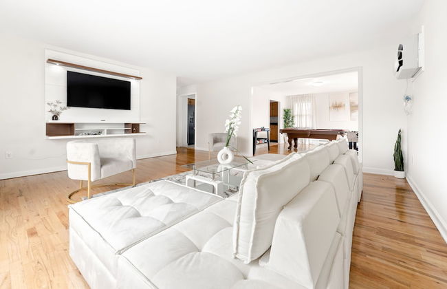 Modern Luxury Home w GameRoom & Parking - Foto 13