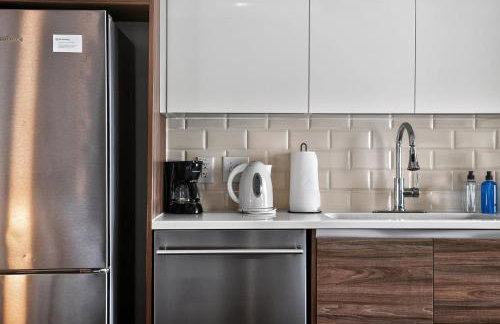 Stunning Downtown Apartment with Pool, Laundry, Parking - Foto 15