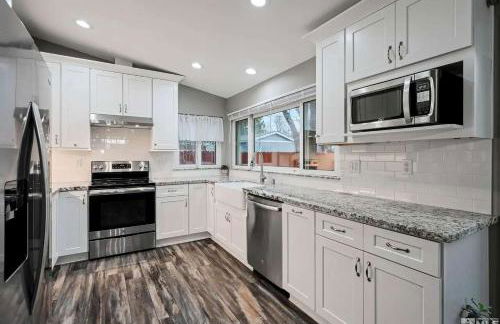 Family 4BR Home with Patio by Willowcreek Park - Foto 16