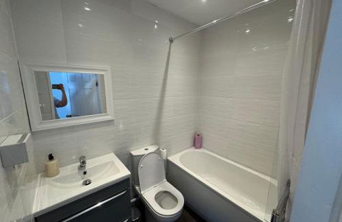 Stretford Apartment - Sleeps 6 - WiFi - Parking - Near Stadium - Foto 26