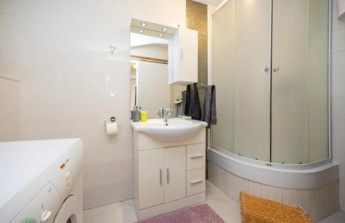 Awesome Apartment In Split With Wifi - Photo 10