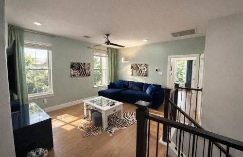 Black House - Downtown Elegance with HotTub and King Beds - Foto 56