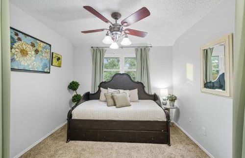 Luxe Family Escape with Games Hot Tub and Yard - Foto 32