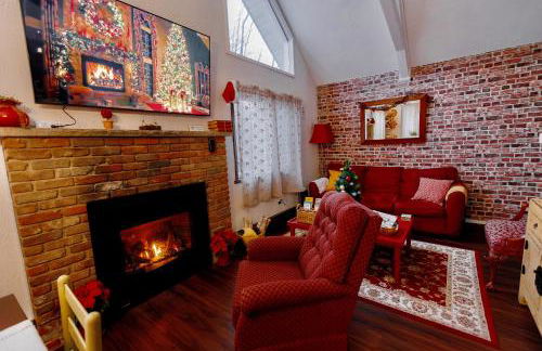 WOW!! Ultimate Pocono Retreat Hot Tub, Game Room, Fire Pit, Near Lakes & Hiking! - Foto 14